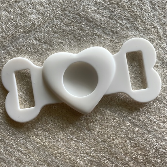 Apple air tag silicone case heart shaped for dog collars - Picture 2 of 4